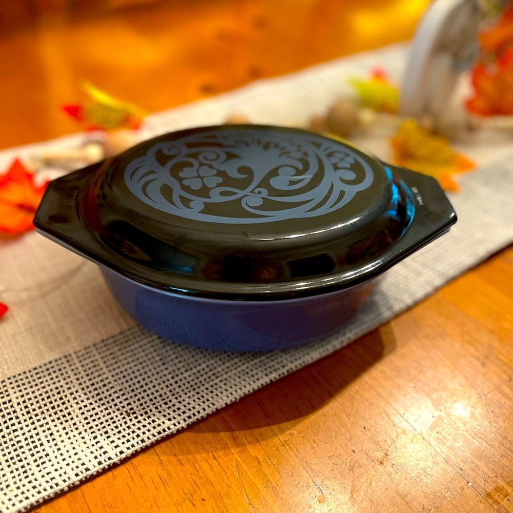 Pyrex Midnight Bloom 1.5 qt casserole dish with lid!